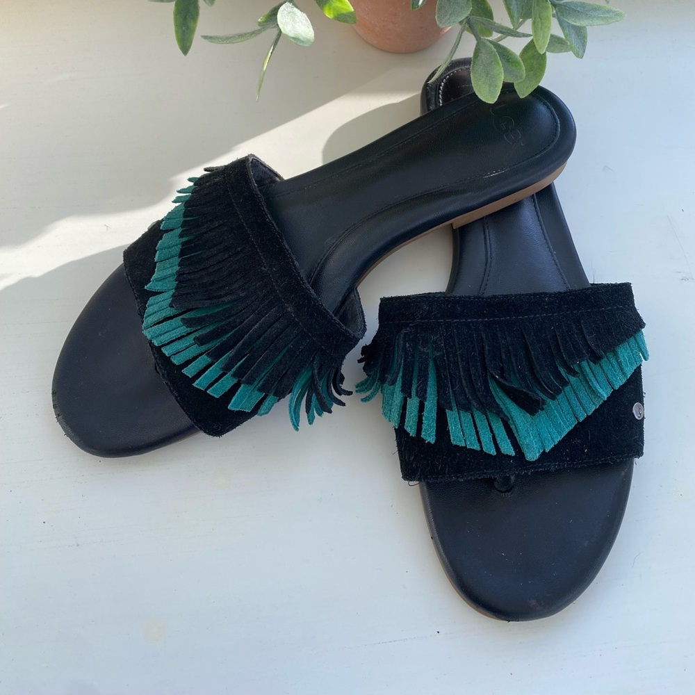 Ugh black and green fringe suede and leather sandal flip-flops. Size 9 women’s